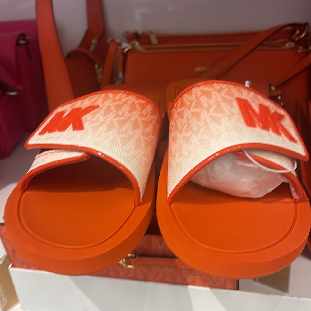 Michael Kors Slide Logo Sandals Palmer Ombré Signature
Red Clay 
NWT - Picture 14 of 16